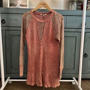 Gimmicks long sleeve tunic top with lace sleeves size small